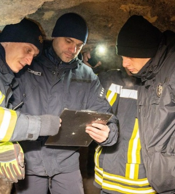 На Одещині рятувальники цілу ніч шукали у катакомбах чотирьох підлітків
