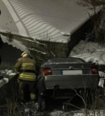 У Рівному автомобіль злетів із дороги в меліоративну канаву