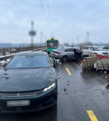 У Києві через ДТП на мосту Патона ускладнено рух