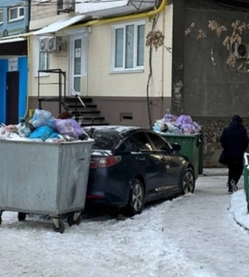 У Дніпрі «майстер паркування» опинився у сміттєвій пастці