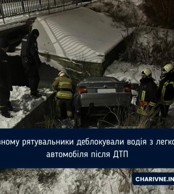 У Рівному рятувальники деблокували водія з легкового автомобіля після ДТП
