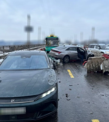 На мосту Патона у Києві ускладнений рух транспорту в обох напрямках