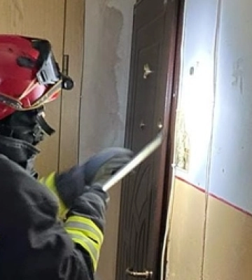 Донька не виходила на зв'язок: у Луцьку рятувальники відчинили двері квартири на ЛПЗ