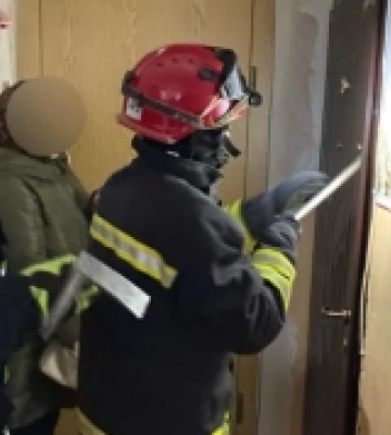 У Луцьку рятувальники відкрили двері квартири, мешканка якої довго не виходила на звʼязок