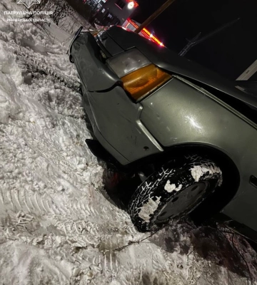 Водія авто на Рівненщині деблокували рятувальники