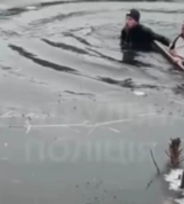 В Ужгороді патрульний кинувся у крижану воду та врятував чоловіка
