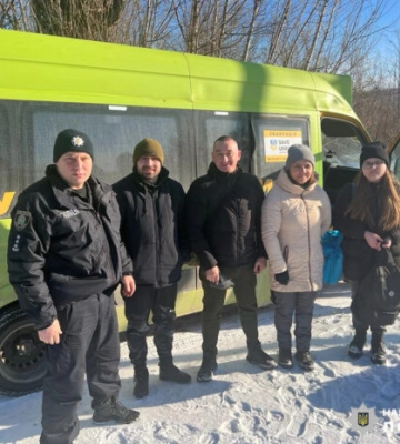 Поліція разом з волонтерами евакуювали з Куп’янського району 8 людей, у тому числі неповнолітню дівчину