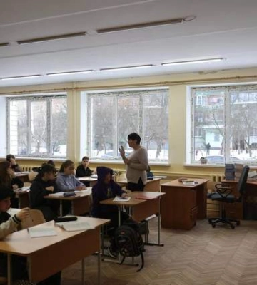 Учні пошкодженого ракетним ударом ліцею у Львові повернулися на очне навчання