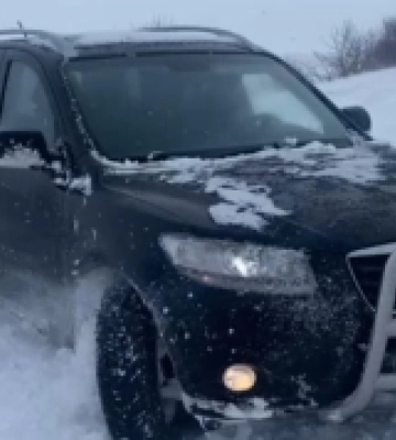 На Дубенщині патрульні визволили зі снігової пастки три авто