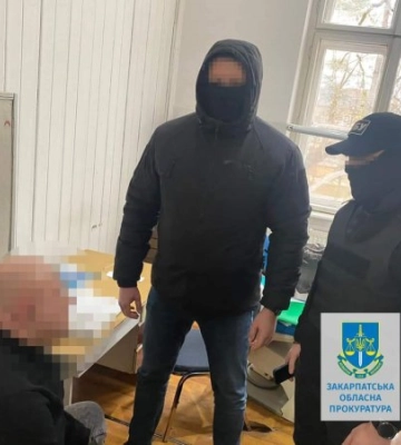 На Ужгородщині лікаря-члена ВЛК, підозрюваного у хабарництві, відсторонили від посади