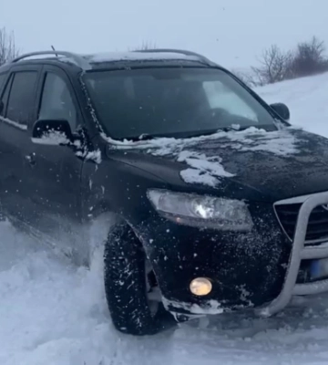 У снігу на Рівненщині застрягло три авто