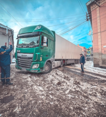 У Чернівцях рятувальники відбуксирували вантажівку, яка застрягла на перехресті