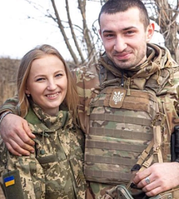 Освідчення після повернення з полону: історія кохання оборонців Маріуполя, яка розпочалась на Волині