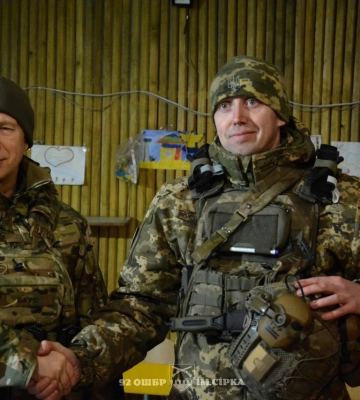Сирський нагородив «Золотим хрестом» солдата з харківської 92-ої бригади