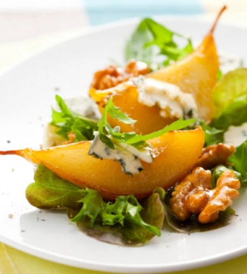 Изысканный вкус: рецепт салата с грецкими орехами, фетой и медовыми грушами