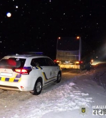 Наразив пасажирів на небезпеку та намагався відкупитися: у Звягелі керманич автобуса пропонував хабар поліцейським