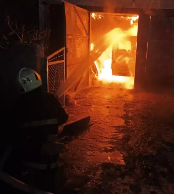Горіли гараж та будинки: на Миколаївщині сталося три пожежі