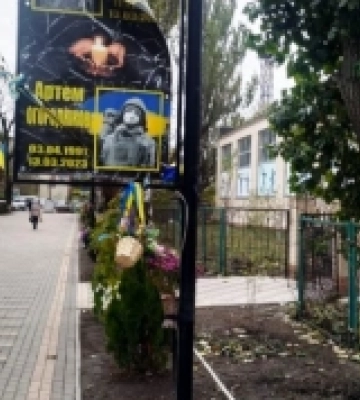 У Роздільній молодики викрали квіти і пошкодили фотографії воїнів на Алеї Слави