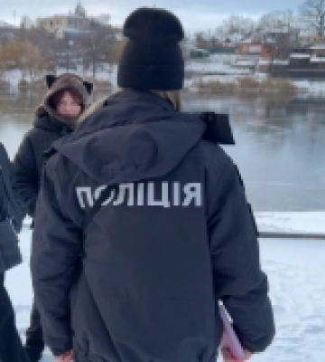 На Миколаївщині поліціянтки  нагадали дітям правила поведінки на водоймах взимку