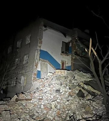 Росіяни атакували багатоповерхівку у селищі Нью-Йорк, під завалами перебувають люди