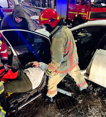 У Києві легковик врізався у відбійник: водія вирізали з салону (ФОТО)