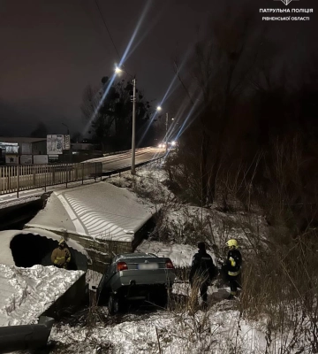 Водій, який у Рівному злетів у канал, отримав три протоколи від патрульних
