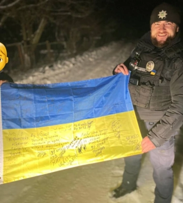 Юний спортсмен попросив у сарненських патрульних поставити автографи на прапорі, щоб той побачив згодом увесь світ