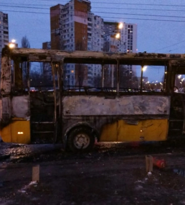 У Києві на Теремках спалахнула маршрутка: вогонь майже повністю знищив транспорт, фото і відео