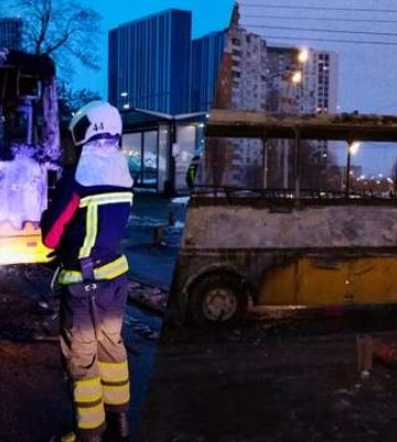 У Києві вранці вщент згоріла маршрутка: чи є жертви або постраждалі