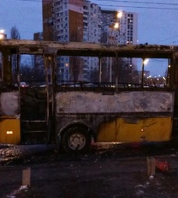 Вранці в Києві спалахнула маршрутка: фото