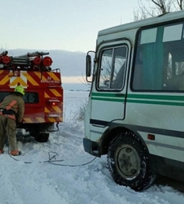 На Волині «швидка», яка їхала на виклик, застрягла в сніговому заметі 
