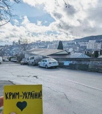 &quot;Крим чекає на ЗСУ&quot;: Активісти &quot;Жовтої Стрічки&quot; продовжують чинити спротив у найбільших містах окупованого півострова.&amp;hellip;