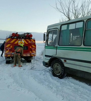 На Волині «швидка», яка їхала на виклик, застрягла в сніговому заметі 