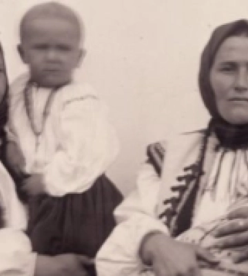 Три покоління однієї сім'ї з села Богдан на фото початку минулого століття
