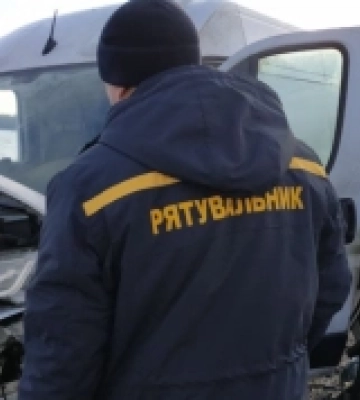 На трасі в Одеській області зіштовхнулися мікроавтобус та легковик