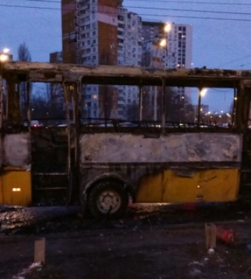 У Голосіївському районі Києва спалахнула маршрутка — фото