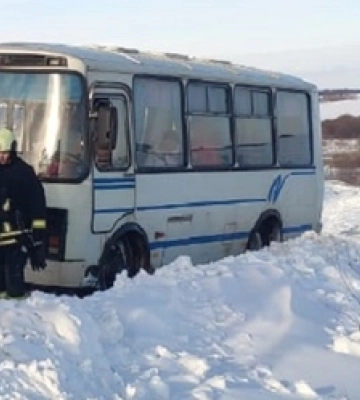 На Волині рейсовий автобус визволяли з снігової пастки