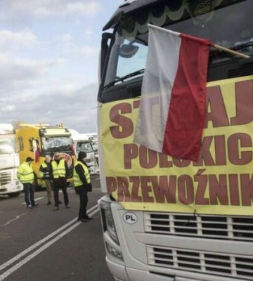 Уряд Польщі досяг згоди з перевізниками: блокування кордону з Україною призупиниться