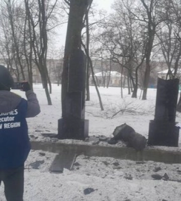 Окупанти вкотре обстріляли цивільні обʼєкти у Вовчанську: правоохоронці зафіксували наслідки