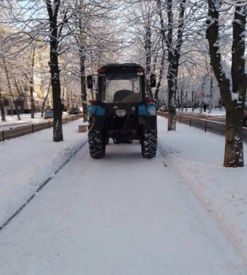 На вулицях Кропивницького працює снігоприбиральна техніка 