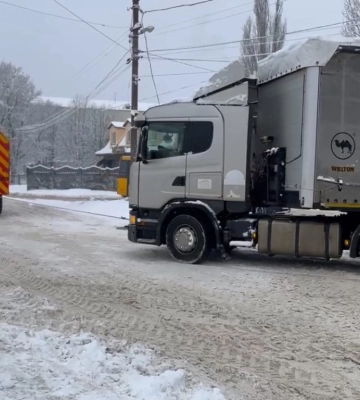 У Сумах рятувальники допомогли водію вантажівки, що застрягла