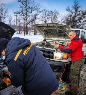 Одеська область: рятувальники дістали автоцистерну з кучугури та легковик з кювету
