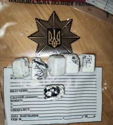 У Миколаєві поліцейські затримали двох розповсюджувачів небезпечних психотропних речовин через закладки