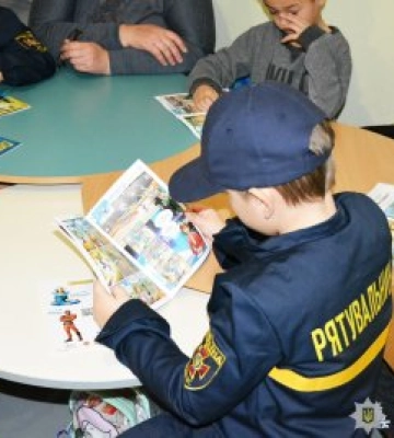 У Миколаєві ювенали поліції разом з рятувальниками навчали вихованців дитячого садочку безпечній поведінці