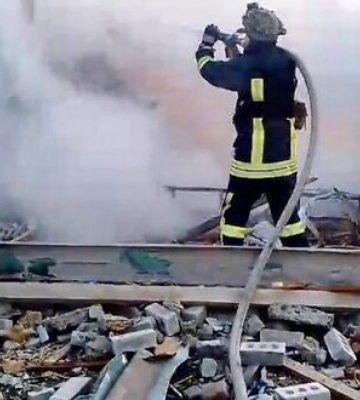 Росіяни обстріляли будинок у с. Дніпровське на Херсонщині і продовжили вогонь, коли рятувальники приїхали на виклик. ФОТО