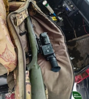 На Житомирщині затримали браконьєра: в чоловіка виявили рушницю з прицілом та впольовану козулю