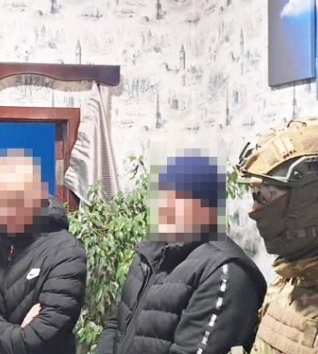 Крали гроші з банківських рахунків людей: на Житомирщині в’язні організували шахрайський кол-центр