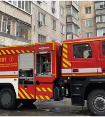 У Дніпрі пожежники винесли з палаючої квартири літню жінку – її госпіталізовано