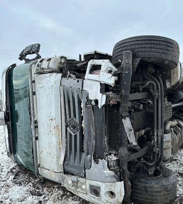 На Миколаївщині після зіткнення з тягачем легковик розірвало на частини — загинули дві людини