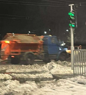 500 дорожніх робітників та 80 одиниць спецтехніки: у Дніпрі комунальники ліквідують наслідки негоди